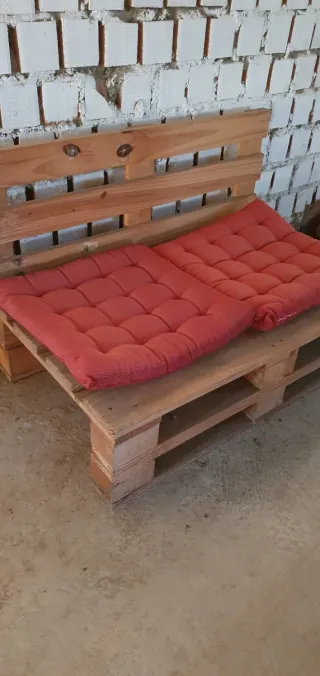 Banco de Palets con Cojines Rojos