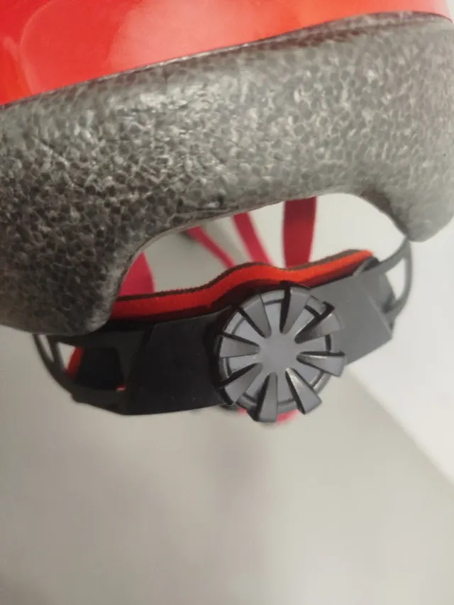 Casco de bicicleta rojo