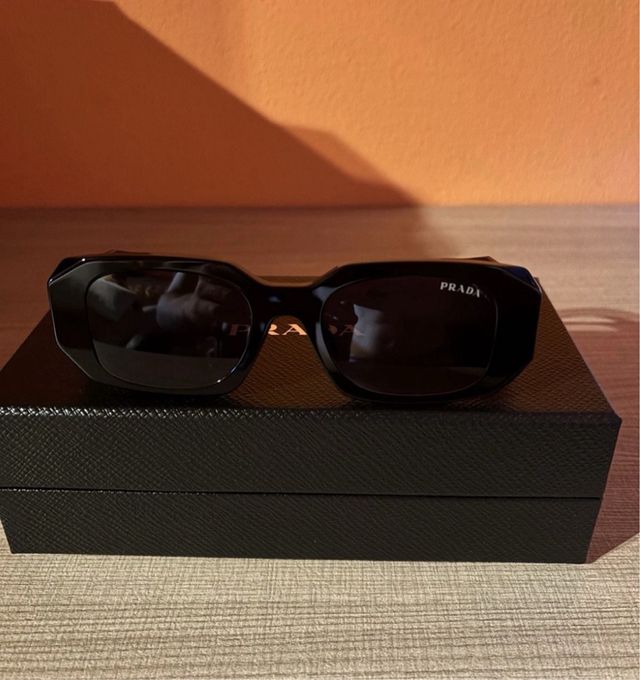 Gafas de sol Prada negras con caja