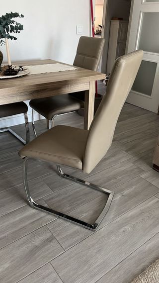 Mesa de comedor de madera y cuero junto con sillas