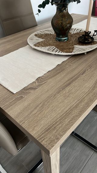 Mesa de comedor de madera y cuero junto con sillas