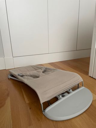 Hamaca BabyBjörn Bliss beige con estructura clara.