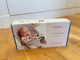 Hamaca BabyBjörn Bliss beige con estructura clara.