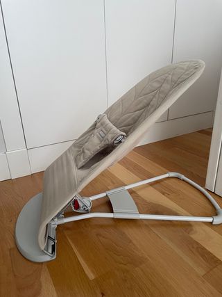 Hamaca BabyBjörn Bliss beige con estructura clara.