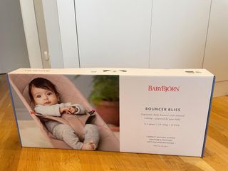 Hamaca BabyBjörn Bliss beige con estructura clara.