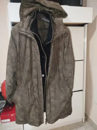 Anorak estampado serpiente