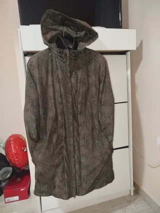 Anorak estampado serpiente