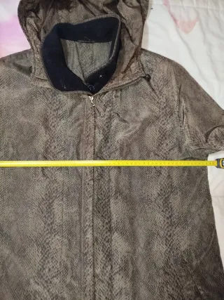 Anorak estampado serpiente