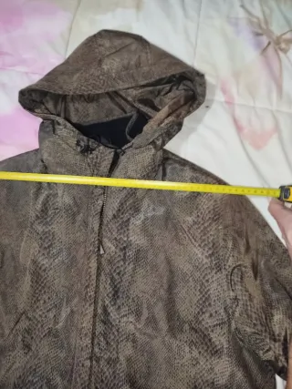 Anorak estampado serpiente