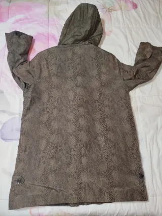 Anorak estampado serpiente