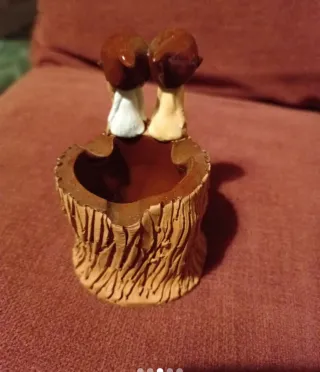 Figurita de barro con setas