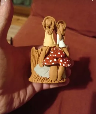 Figurita de barro con setas