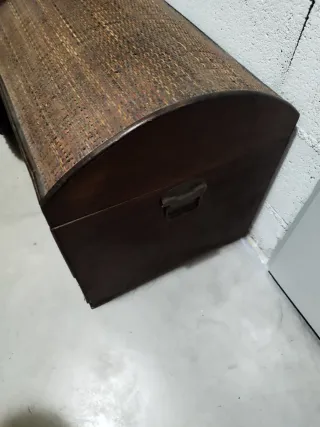 Baúl de madera con cubierta de mimbre marrón