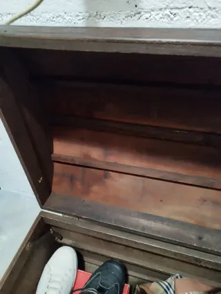 Baúl de madera con cubierta de mimbre marrón