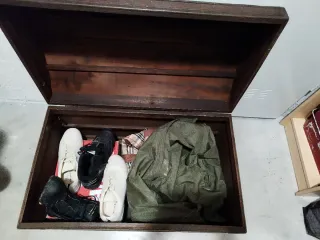 Baúl de madera con cubierta de mimbre marrón