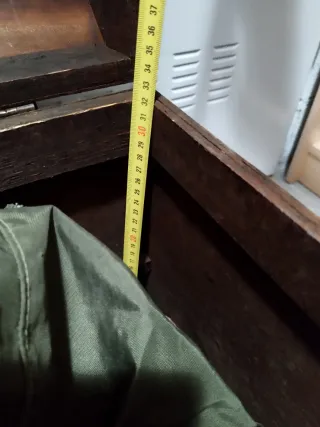 Baúl de madera con cubierta de mimbre marrón