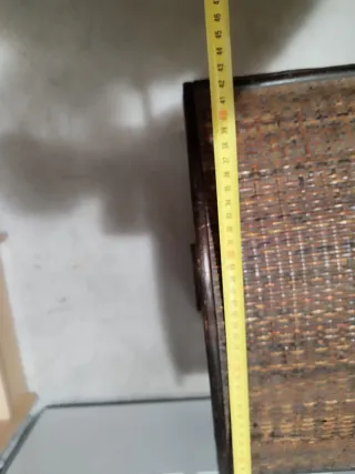 Baúl de madera con cubierta de mimbre marrón