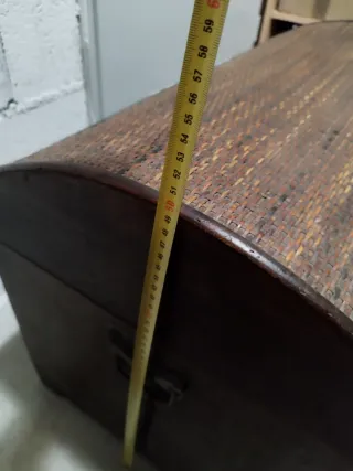 Baúl de madera con cubierta de mimbre marrón