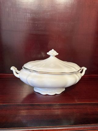 Sopera porcelana blanca detalles dorados