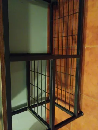 Perchero de metal y madera