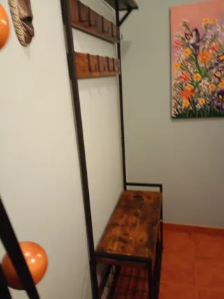 Perchero de metal y madera