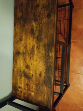 Perchero de metal y madera