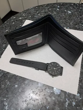 Juego Caballero: Reloj y Billetera en color negro.