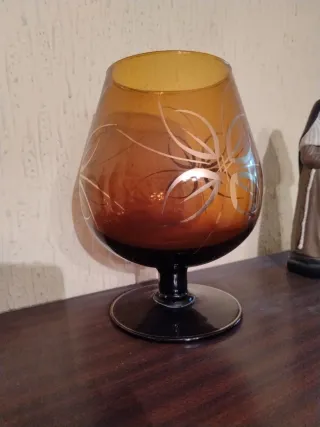 Copa de cristal ámbar con diseño