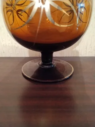 Copa de cristal ámbar con diseño