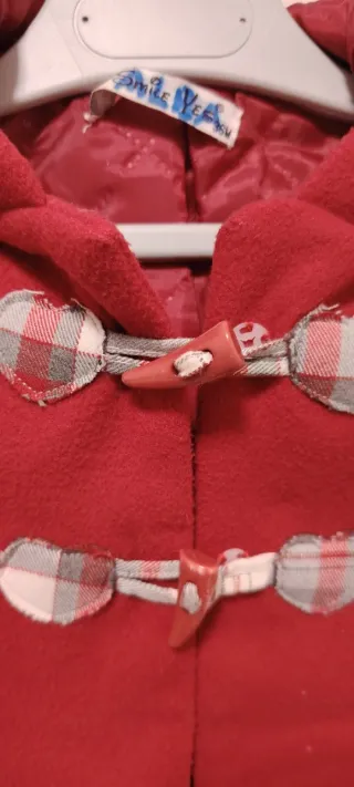 Abrigo niña rojo con capucha
