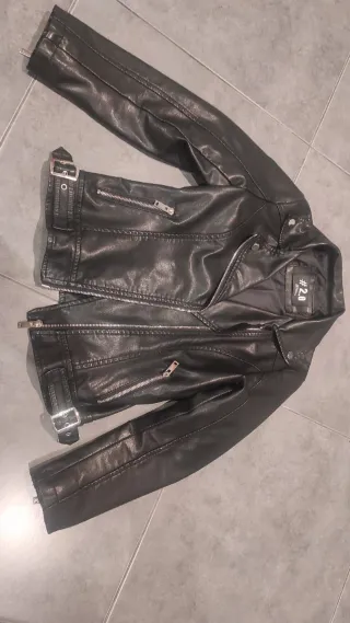 Cazadora cuero niña negra