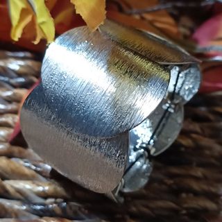 PULSERA BRAZALETE PLATEADA ANCHA Y AROS CEPILLADOS