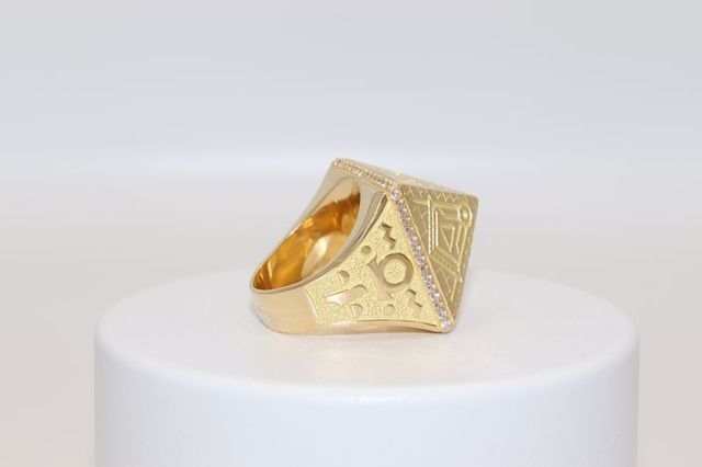 SELLO PIRAMIDE 18K