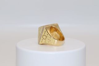 SELLO PIRAMIDE 18K