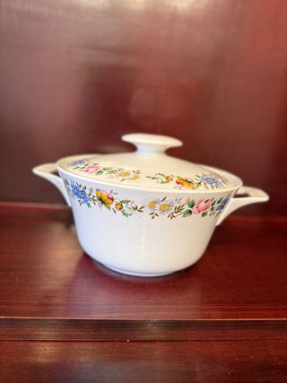 Sopera de porcelana con flores