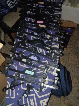 Perchas de pinzas negras y multicolor