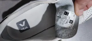 Zapatillas Veja Blancas y Negras piel