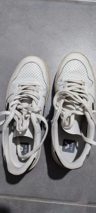 Zapatillas Veja Blancas y Negras piel