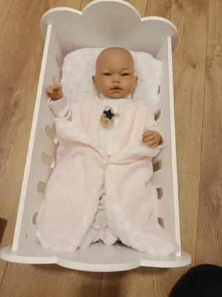 Cuna de bebé con muñeco más completos