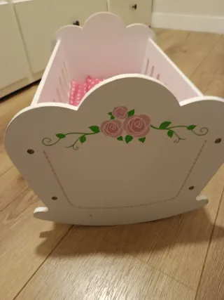 Cuna de bebé con muñeco más completos