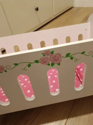 Cuna de bebé con muñeco más completos