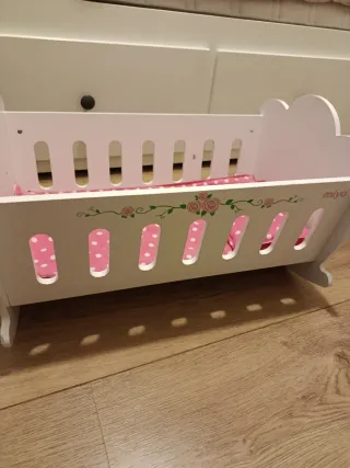 Cuna de bebé con muñeco más completos