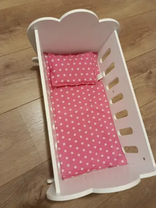 Cuna de bebé con muñeco más completos