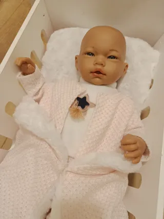 Cuna de bebé con muñeco más completos