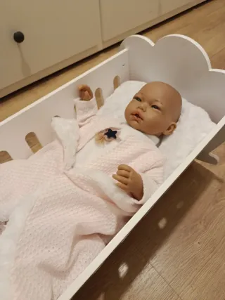 Cuna de bebé con muñeco más completos