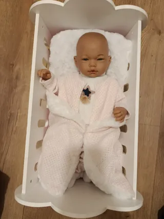 Cuna de bebé con muñeco más completos