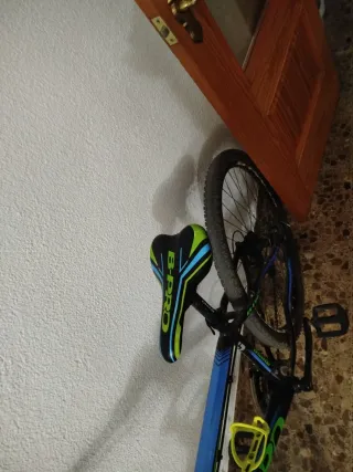 Bicicleta de montaña azul y verde