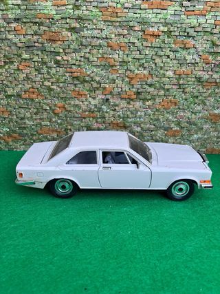 Rolls-Royce Camargue – Escala 1:22 – Bburago
