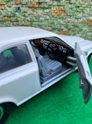 Rolls-Royce Camargue – Escala 1:22 – Bburago