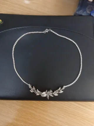 Gargantilla de acero con diseño floral